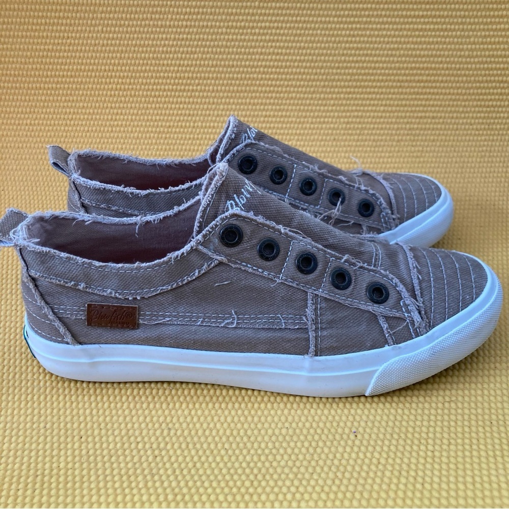 Women's Blowfish Malibu  color Tan Twill Sneakers Slip On Size 10.5